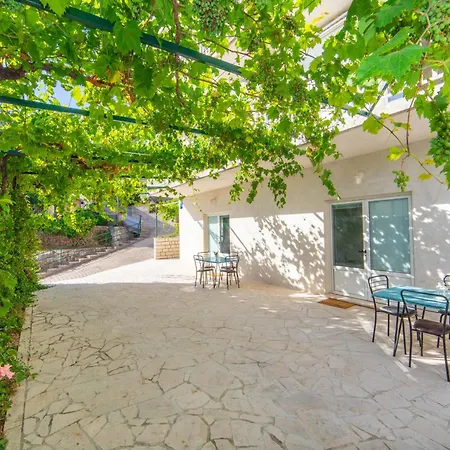 Tilda Apartment Brist